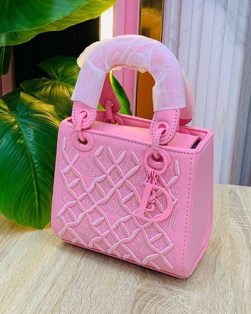 Sac à main rose élégant 