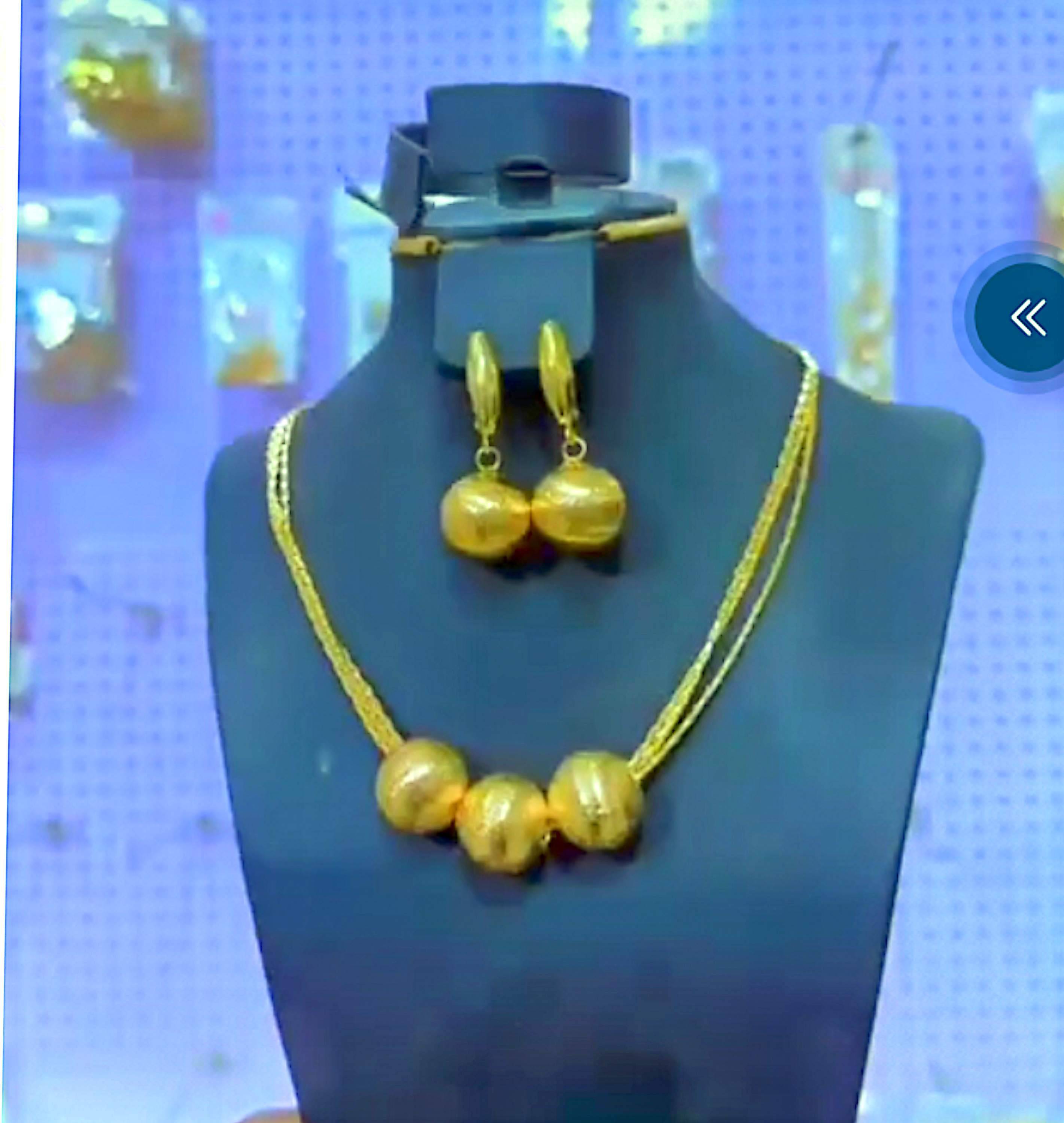 Ensemble colier et boucles d'oreilles 