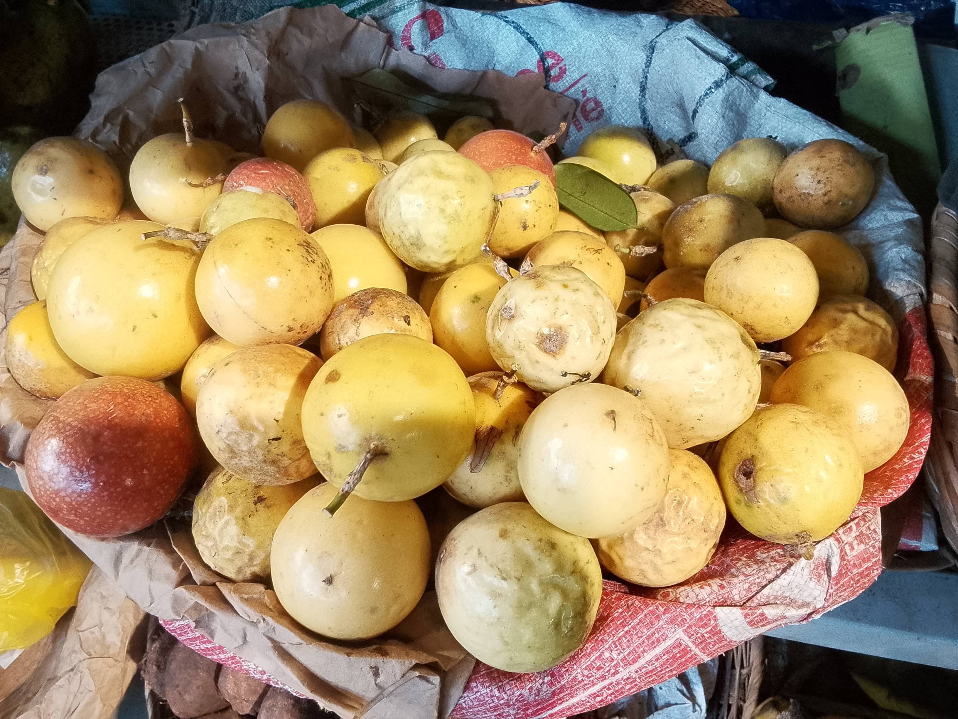 Fruits de la passion frais et savoureux