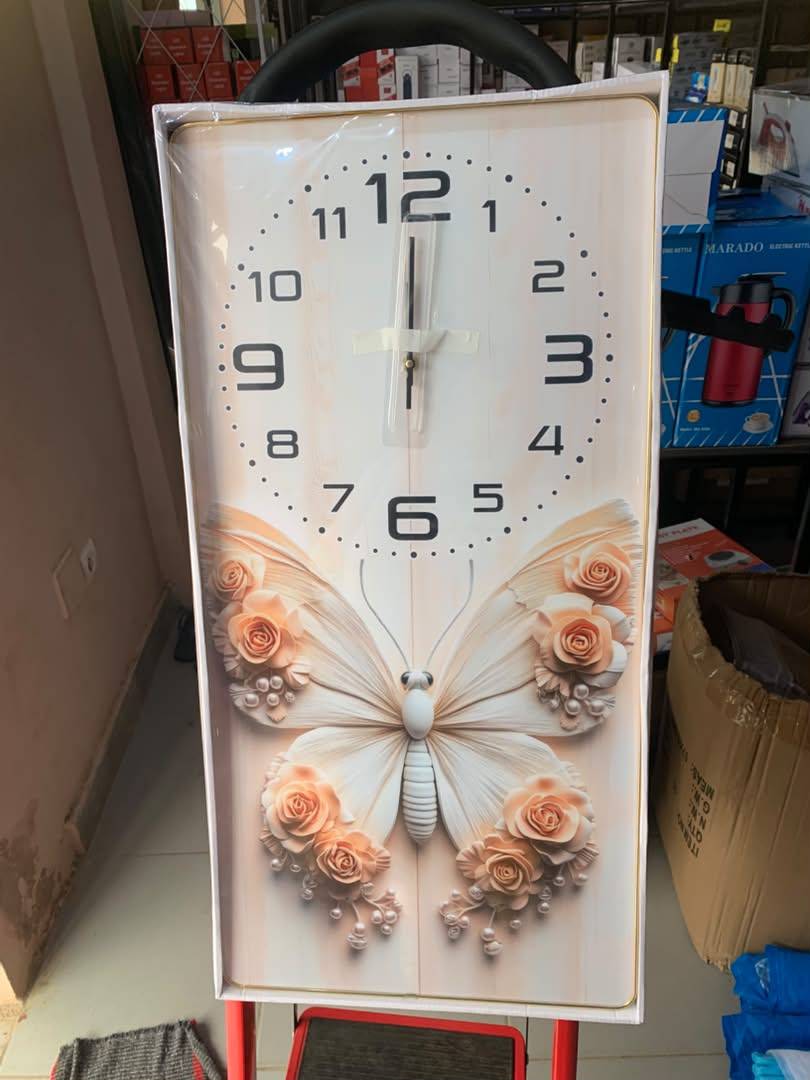🦋 Horloge Murale Décorative Grand Format – Papillon & Roses 3D